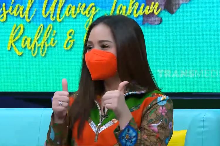 Nagita Slavina saat menjadi bintang tamu di Okay Bos