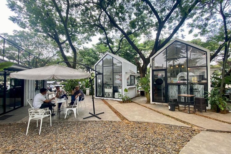 Tempat wisata dan kuliner bernama De Park di Green Terrace Taman Mini Indonesia Indah, Jakarta Timur. 