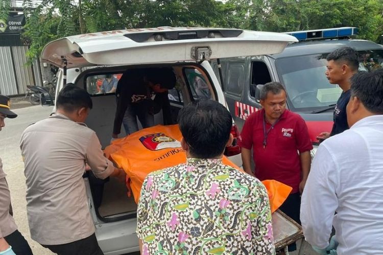 Petugas mengevakuasi jenazah korban pembunuhan di Pasar Randugunting, Kota Tegal, Jawa Tengah, Rabu (6/12/2023) (Dok. Humas Polres Tegal Kota)