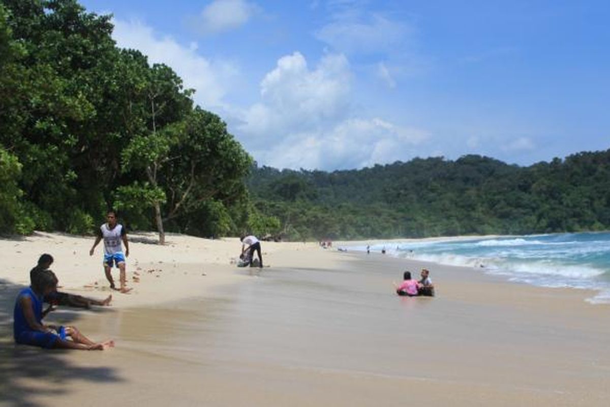 Sejumlah wisatawan saat bermain di sepanjang Pantai Sendiki, Kecamatan Sumbermanjing Wetan, Kabupaten Malang, Jawa Timur, Minggu (8/1/2017).