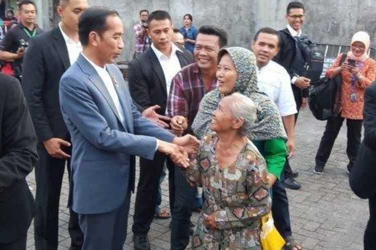 Presiden Jokowi menyalami masyarakat saat pembagian sembako di Graha Saba Buana pada Rabu (5/6/2019) 

