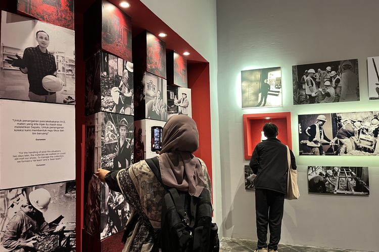 Potret pengunjung Museum Nasional Indonesia setelah ditutup usai kebakaran pada 16 September 2023, Jumat (11/10/2024)
