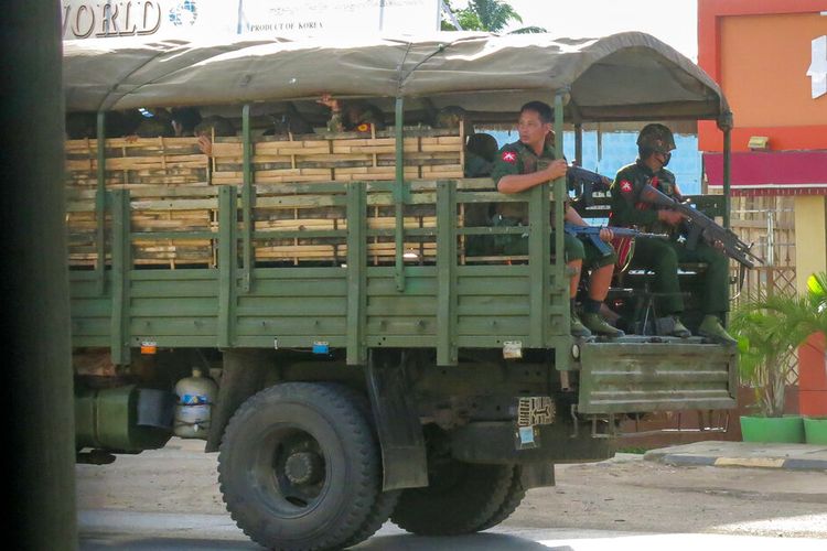 Pada arsip foto 23 Mei 2021 ini, pasukan militer dan polisi berpatroli di negara bagian Kayah, Myanmar timur, dan membuat setidaknya seperempat orang di negara bagian terkecil Myanmar terpaksa meninggalkan rumah mereka.
