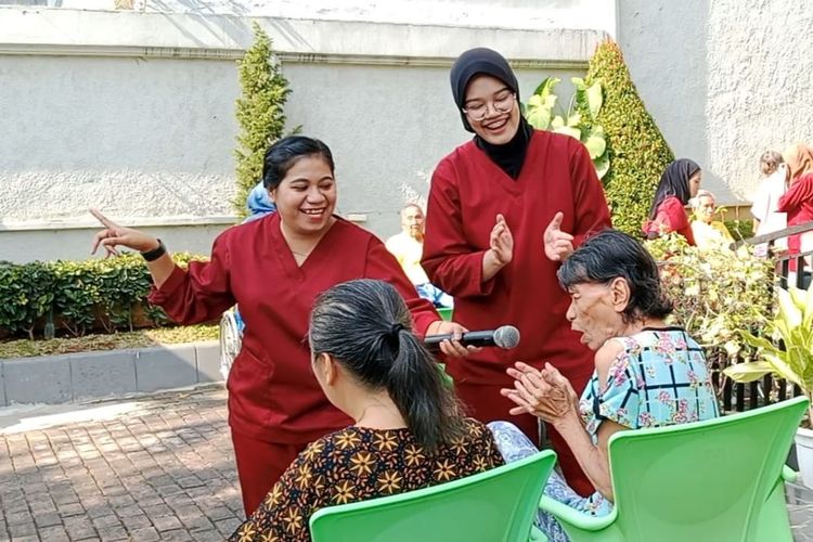 Tantangan Clareth Jadi Perawat Lansia Alzheimer, Harus Pintar Baca "Mood" Pasiennya