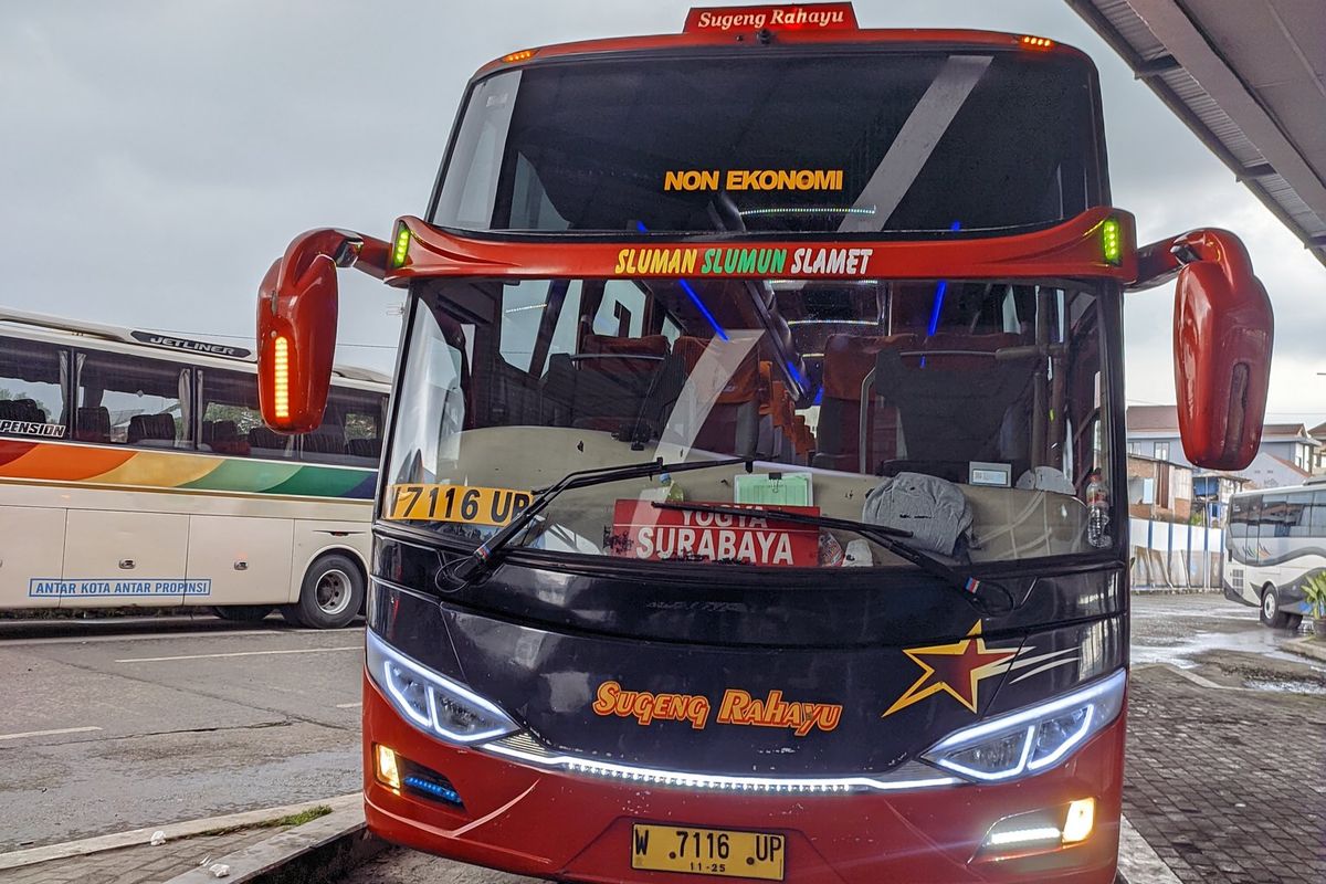 Bus Sugeng Rahayu dari PO Sumber Grup