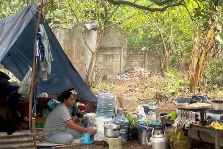 Kisah Pilu Ibu Bedah, Tidur di Tenda di Lahan Kosong di Tangsel Setelah Terlilit Tunggakan Kontrakan