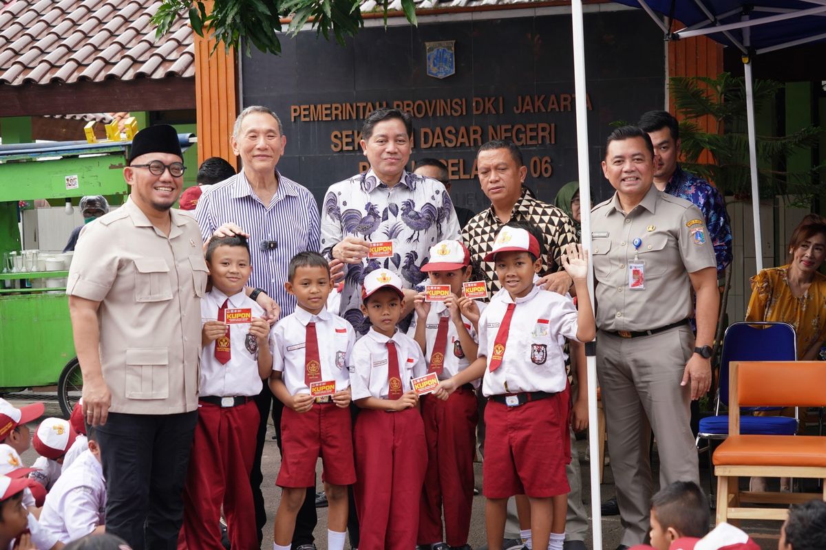 Acara Gotong Royong Makan Bahagia Gratis di SDN Petojo Selatan 06 Jakarta Pusat, Selasa (24/6/2025).  
