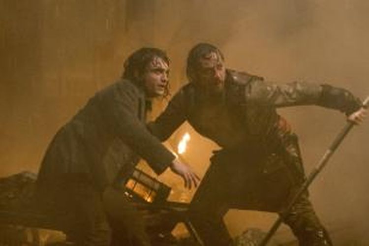 James McAvoy dan Daniel Radcliffe dalam Victor Frankenstein (2015). 