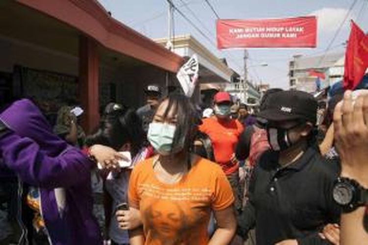 Para pekerja seks berunjuk rasa di Surabaya menentang penutupan kawasan prostitusi Dolly, 5 Juni 2014. Wali Kota Surabaya Tri Rismaharini telah menetapkan menutup kawasan bordil di Dolly pada 18 Juni 2014.