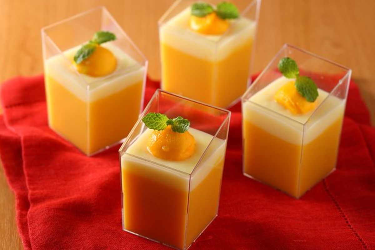 Ilustrasi puding mangga dalam cup, dessert dingin favorit banyak orang.