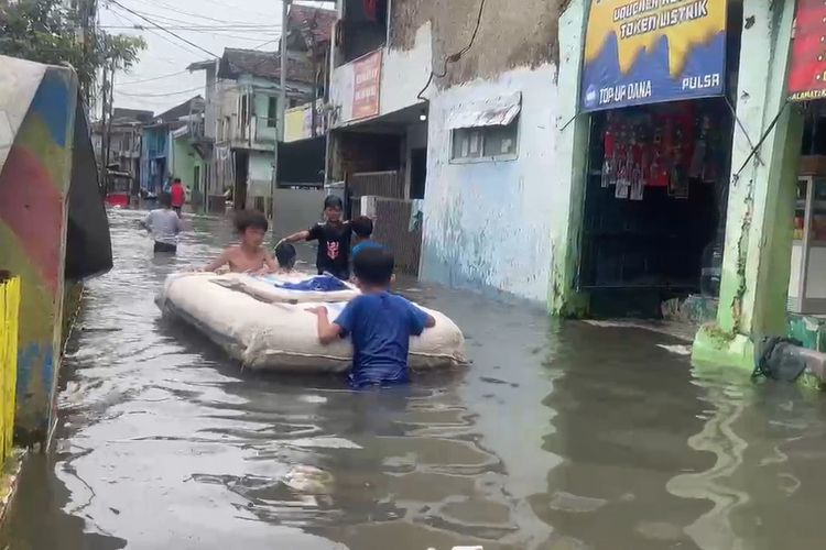 Sekdes Dayeuhkolot Sunardi saat diwawancarai soal banjir yang merendam Kampung Bojongasih, Desa Dayeuhkolot, Kecamatan Dayeuhkolot, Kabupaten Bandung, Jawa Barat, akibat luapan vsungai Citarum, Rabu (26/2/2025)