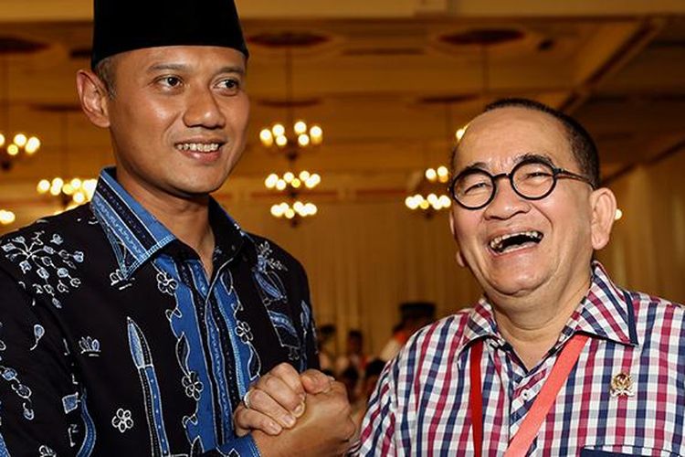 Anggota tim sukses pasangan calon Gubernur-Wakil Gubenur DKI Jakarta Basuki Tjahaja Purnama dan Djarot Saiful Hidayat, Ruhut Sitompul bersalaman dengan Agus Harimurti Yudhoyono sebelum mengikuti rapat pleno penetapan pasangan calon gubernur-wakil gubernur DKI pada Pilkada 2017, di Balai Sudirman, Tebet, Jakarta Selatan, Senin (24/10/2016). Ketua Komisi Pemilihan Umum DKI Jakarta Soemarno memastikan Pilkada DKI Jakarta 2017 diikuti tiga pasang calon gubernur dan calon wakil gubernur.