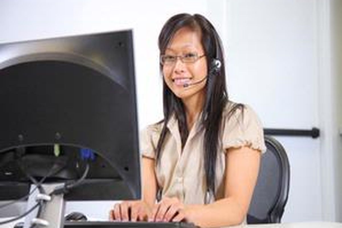 Headset berguna untuk menghalau kemungkinan cedera leher akibat mengapit gagang telepon. 