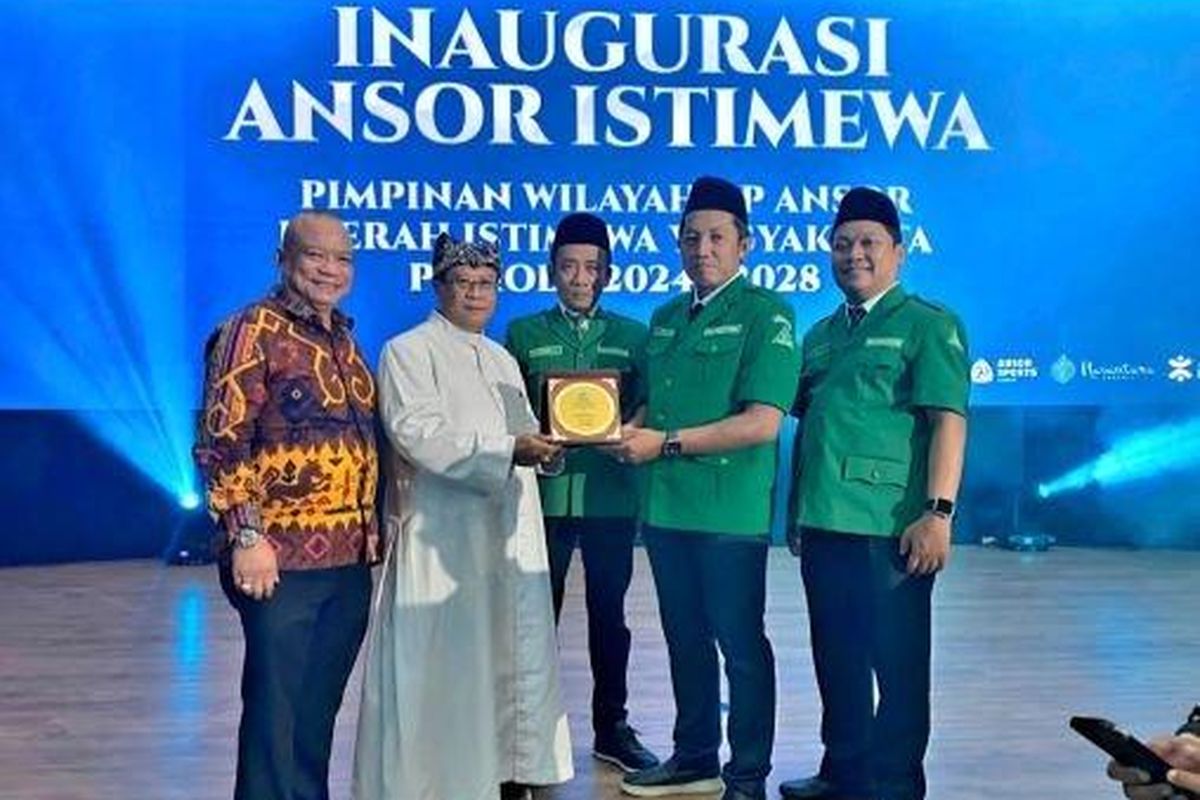 Ketua Umum GP Ansor H Addin Jauharudin saat menyerahkan plakat Penghormatan Martabat Kemanusiaan untuk Paus Fransiskus dalam acara Inaugurasi Ansor Istimewa di Universitas Nahdlatul Ulama (UNU), Yogyakarta, pada Sabtu (26/04/2025).