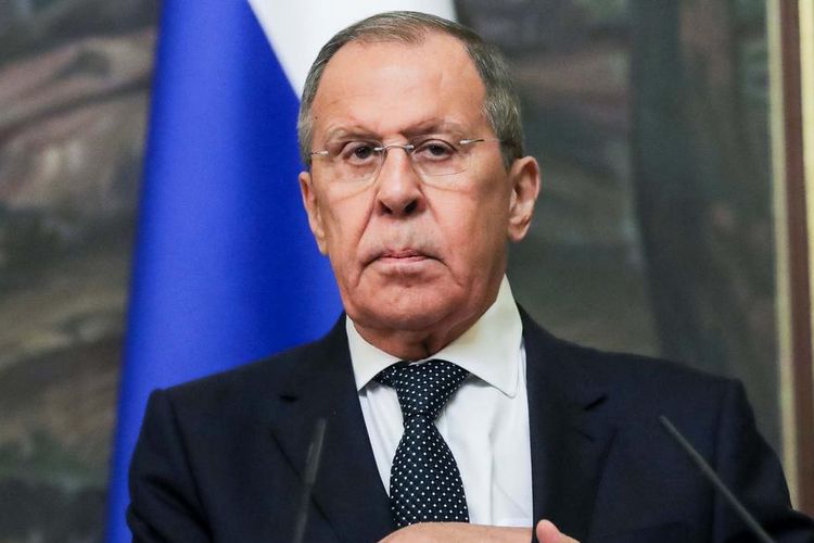 Menteri Luar Negeri Rusia Sergei Lavrov menghadiri pertemuan G20 di Bali. Ketidakhadiran Putin dikonfirmasi Kremlin sebagai kebutuhan untuk berada di Federasi Rusia