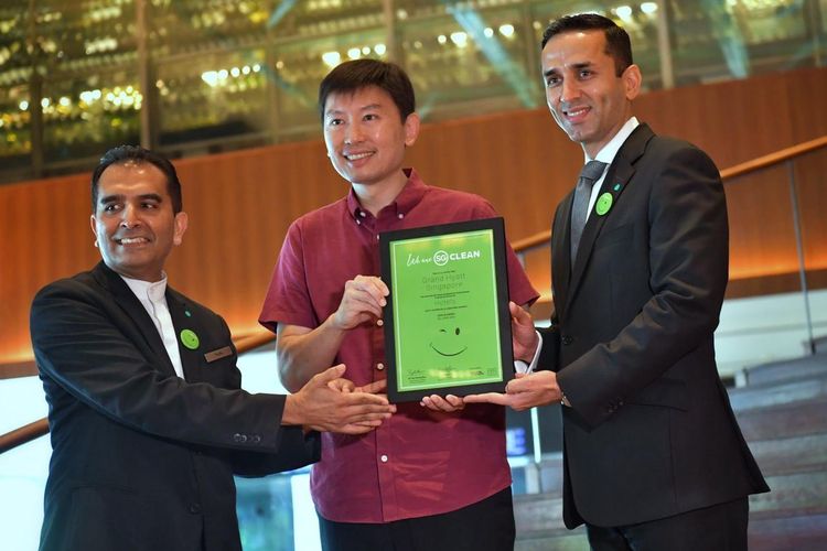 Manajer SG Clean Naidu Thanabal (kiri) dan Menteri Perdagangan dan Industri Singapura Chee Hong Tat (tengah) sedang memberikan sertifikasi SG Clean kepada Manager Grand Hyatt Hotel, Parveen Kumar.
