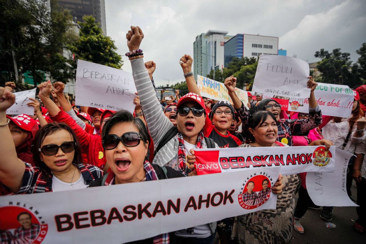 Sejumlah demonstran pendukung Ahok berorasi di Jalan Gajah Mada, Jakarta Pusat, Senin (26/2/2018). Aksi unjuk rasa yang berlangsung selama sidang peninjauan kembali (PK) atas vonis terhadap Ahok pada kasus penodaan agama itu berlangsung tertib.
