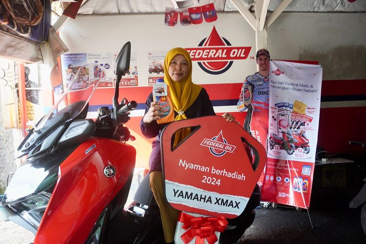 Nengsih, konsumen Federal Matic yang beruntung mendapatkan 1 unit motor Yamaha XMAX 250cc
setelah mengganti olinya di Federal Oil? Center ? Dusrianda Motor, Bandung.