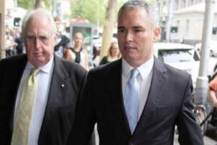 Mantan anggota parlemen Australia Craig Thomson (kanan). 