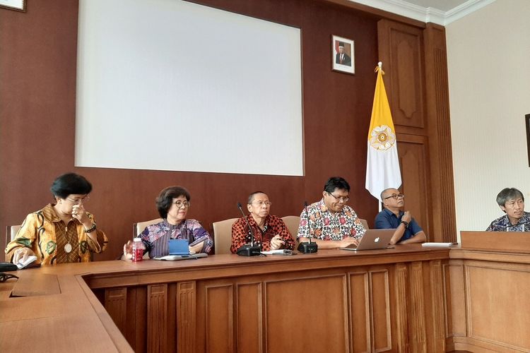 Koordinator tim respons Covid-19 UGM, dr. Riris Andono Ahmad (nomor 2 dari kanan) saat jumpa pers.