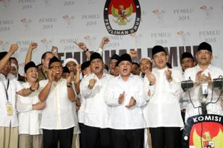 Pasangan bakal capres dan cawapres, Prabowo Subianto dan Hatta Rajasa, bersama para pimpinan partai politik pendukungnya, usai mendaftarkan diri menjadi pasangan bakal calon presiden dan wakil presiden untuk Pemilu Presiden 2014, di Kantor KPU, Jakarta Pusat, Selasa (20/5/2014). 