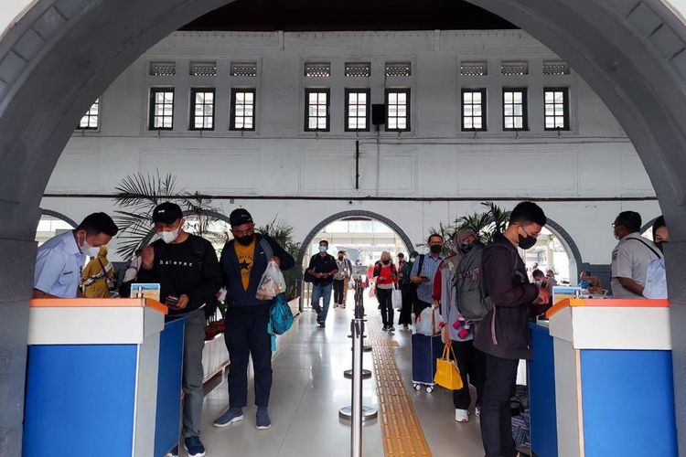 Jelang libur bersama Hari Raya Nyepi 2023, sekitar 64.000 tiket dari Stasiun Gambir dan Pasar Senen terjual. 