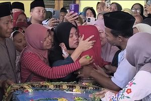 Tangis Istri Pecah Saat Jenazah ABK KM Virgo Transport 8 Tiba di Rumah Duka