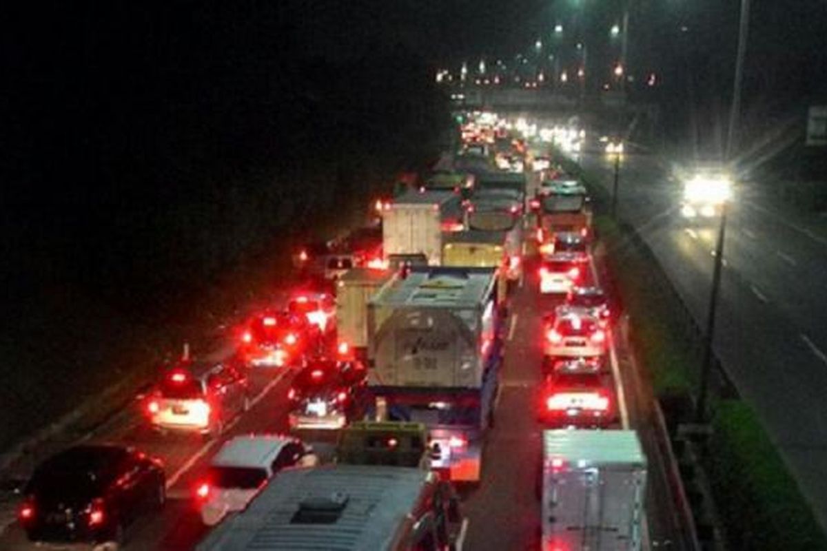 Suasana Tol JORR Jatiasih menuju arah Cikunir padat merayap yang diunggah @GoToJATIASIH pada Kamis (24/12/2015) malam.