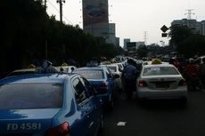 Jalur Non-tol Semanggi-DPR Tertutup Taksi yang Diparkir