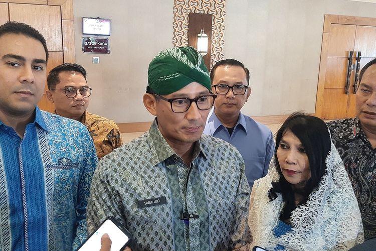 Menteri Pariwisata dan Ekonomi Kreatif Sandiaga Uno saat menemui wartawan usai menghadiri acara di Hotel Alana, Kabupaten Sleman.