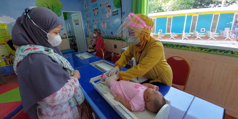 Seorang bayi tengah ditimbang berat badannya, sebelum diberikan imunisasi PCV di Puskesmas Kembangan, Jakarta Barat, Senin (12/9/2022).