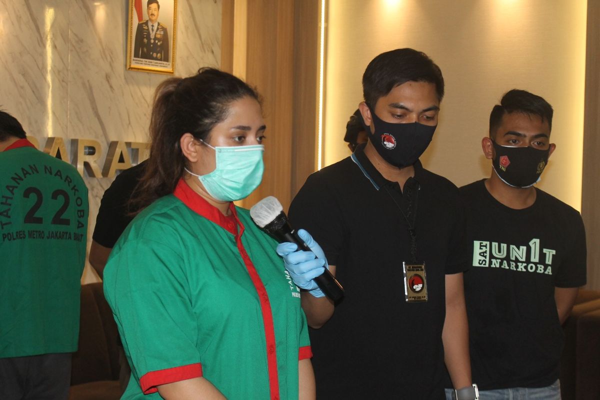 Selebgram SS di konferensi pers, Senin (16/11/2020) di Polres Jakarta Barat. SS ditangkap di kediamannya di Tanjung Duren, karena penyalahgunaan narkoba jenis ganja, padaada Jumat (13/11/2020).