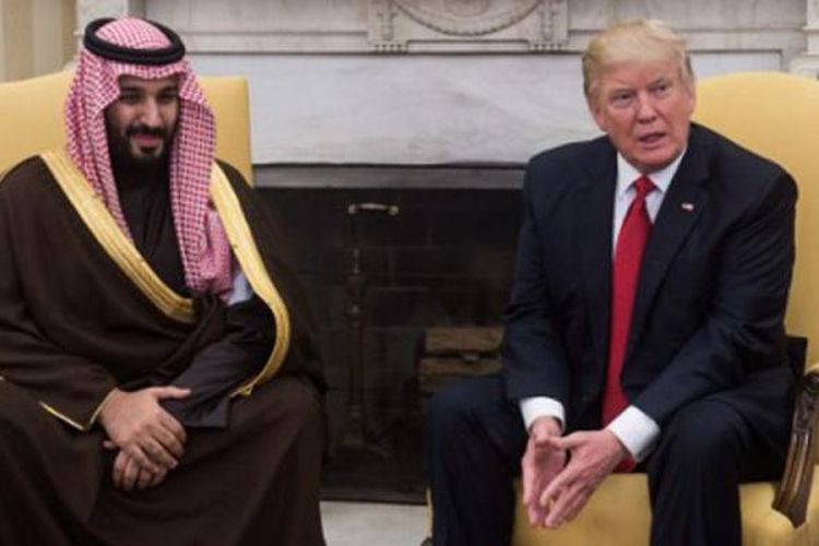 Presiden AS Donald Trump dan Wakil Putra Mahkota Arab Saudi yang juga menjabat sebagai Menteri Pertahanan Mohammed bin Salman berbicara kepada media di Oval Office, Gedung Putih, Washington DC, Selasa (14/3/2017).  
