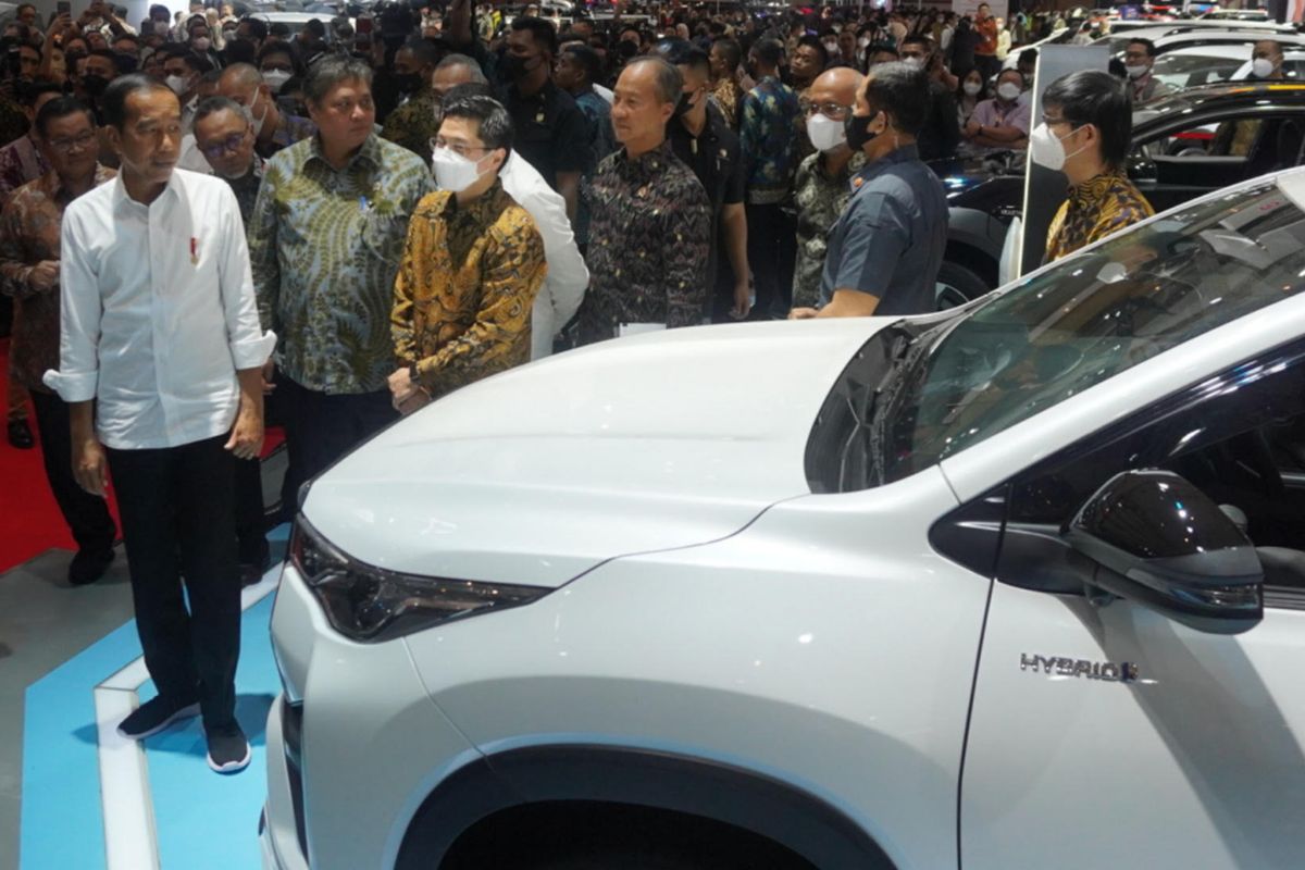 Presiden Jokowi Kunjungi Booth Toyota di Opening Ceremony IIMS 2023-Presiden Joko Widodo didampingi  Menteri Koordinator Perekonomian Airlangga Hartarto (ketiga kiri), Menteri Perindustrian Agus Kartasasmita  (keempat kanan), Menteri Perdagangan Zulkifli Hasan (kedua kiri), Presiden Direktur PT Toyota Motor Manufacturing Indonesia (TMMIN) Warih Andang Tjahjono (ketiga kanan), Wakil Presiden Direktur PT Toyota-Astra Motor (TAM) Henry Tanoto (keempat kiri), Direktur TAM Anton Jimmi Suwandy (kanan),  saat meninjau Kijang Innova Zenix, sebagai produk elektrifikasi lokal pertama Toyota Indonesia di booth Toyota usai membuka Indonesia International Motor Show (IIMS) 2023, di JIExpo Kemayoran Jakarta, Kamis (16/2). Kehadiran  Kijang Innova Zenix Hybrid EV merupakan wujud komitmen Toyota mendukung upaya dekarbonisasi Pemerintah Indonesia menuju Net Zero Emmision pada 2060 melalui kehadiran kendaraan elektrifikasi yang dapat diakses oleh masyarakat luas.