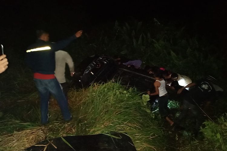 Mobil pikap yang terperosok ke pinggir jalan utama di Pulau Sebatik Nunukan Kaltara. Mobil mengangkut 7 orang pekerja rumput laut tersebut menabrak sepeda motor, dan mengakibatkan dua orang tewas