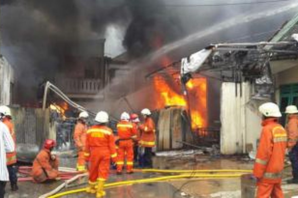 Kebakaran gudang pabrik Pangkalan Jati, Cipinang Melayu, Jakarta Timur, Jumat (6/3/2015). 