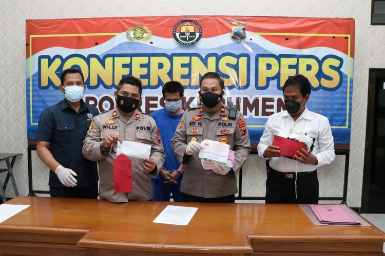 Wakapolres Kebumen, Kompol Edi Wibowo menggelar pers rilis kasus penipuan 'Kyai Sakti', Rabu (15/9/2021).