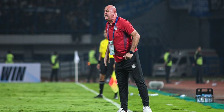 Wajah memerah pelatih Persib Bojan Hodak yang cukup marah pada laga leg kedua 16 besar AFC Champions League Two (ACL 2) 2025-2026, menghadapi Ratchaburi, Rabu (18/2/2026) di Stadion Gelora Bandung Lautan Api (GBLA). 