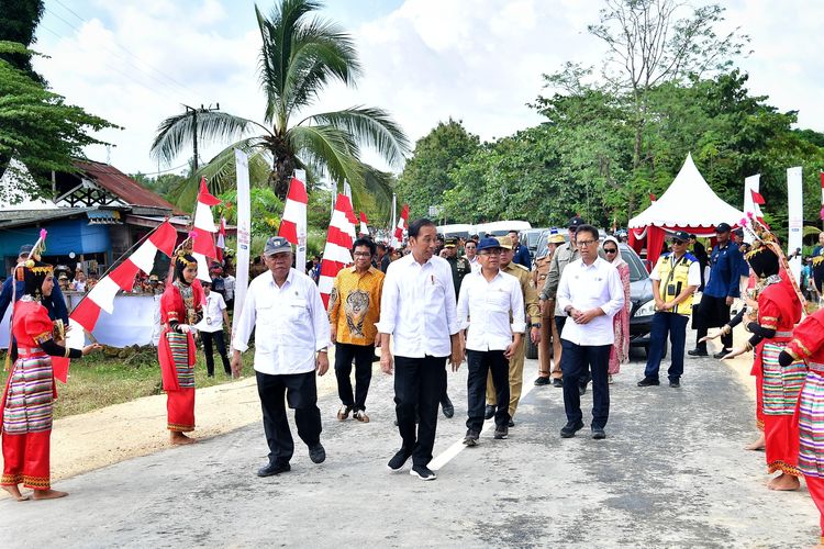 Presiden Joko Widodo meresmikan penyelesaian pembangunan 22 ruas jalan di Kabupaten Muna Barat, Provinsi Sulawesi Tenggara, Senin (13/5/2024). 