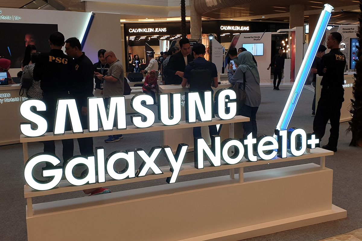 Logo Galaxy Note 10 Plus dalam penjualan peradana di Mal Kota Kasablanka, Jakarta, Jumat (23/8/2019).