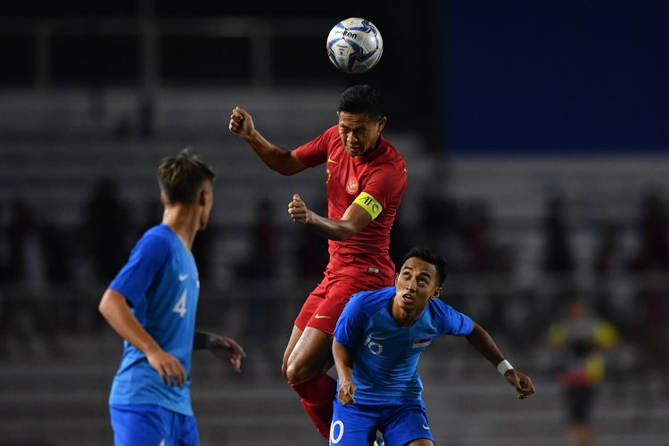 Kapten Timnas Indonesia Timnas Indonesia (atas) menyundul bola dibayangi pemain Timnas Singapura dalam pertandingan Grup B SEA Games 2019 di Stadion Rizal Memorial, Manila, Filipina, Kamis (28/11/2019). ANTARA FOTO/Sigid Kurniawan/foc.