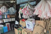 Kesalnya Pedagang Plastik Tercekik Harga yang Terus Meroket Setiap Hari