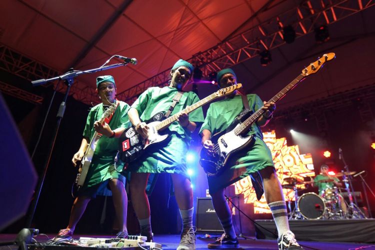 Rocket Rockers tampil memukau di panggung Lake Stage pergelaran Syncronize Festival 2017, Gambir Expo, Kemayoran, Jakarta Pusat, Jumat (6/10/2017).