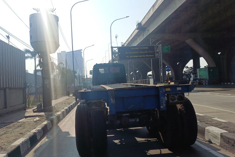 Truk Kontainer Kuasai Jalur Lambat di Koja Jakut, Ganggu Lalu Lintas dan Hambat Ambulans ke RSUD