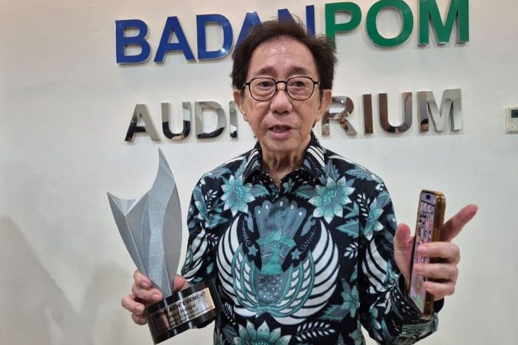 Direktur PT Industri Jamu Dan Farmasi Sido Muncul Tbk Dr (HC) Irwan Hidayat menunjukkan trofi BPOM Achievement Award usai menerima penghargaan ?Pelopor Herbal Indonesia ? Penjaga Marwah Jamu Aman Nasional? di Auditorium Gedung Merah Putih BPOM, Jakarta Pusat. 