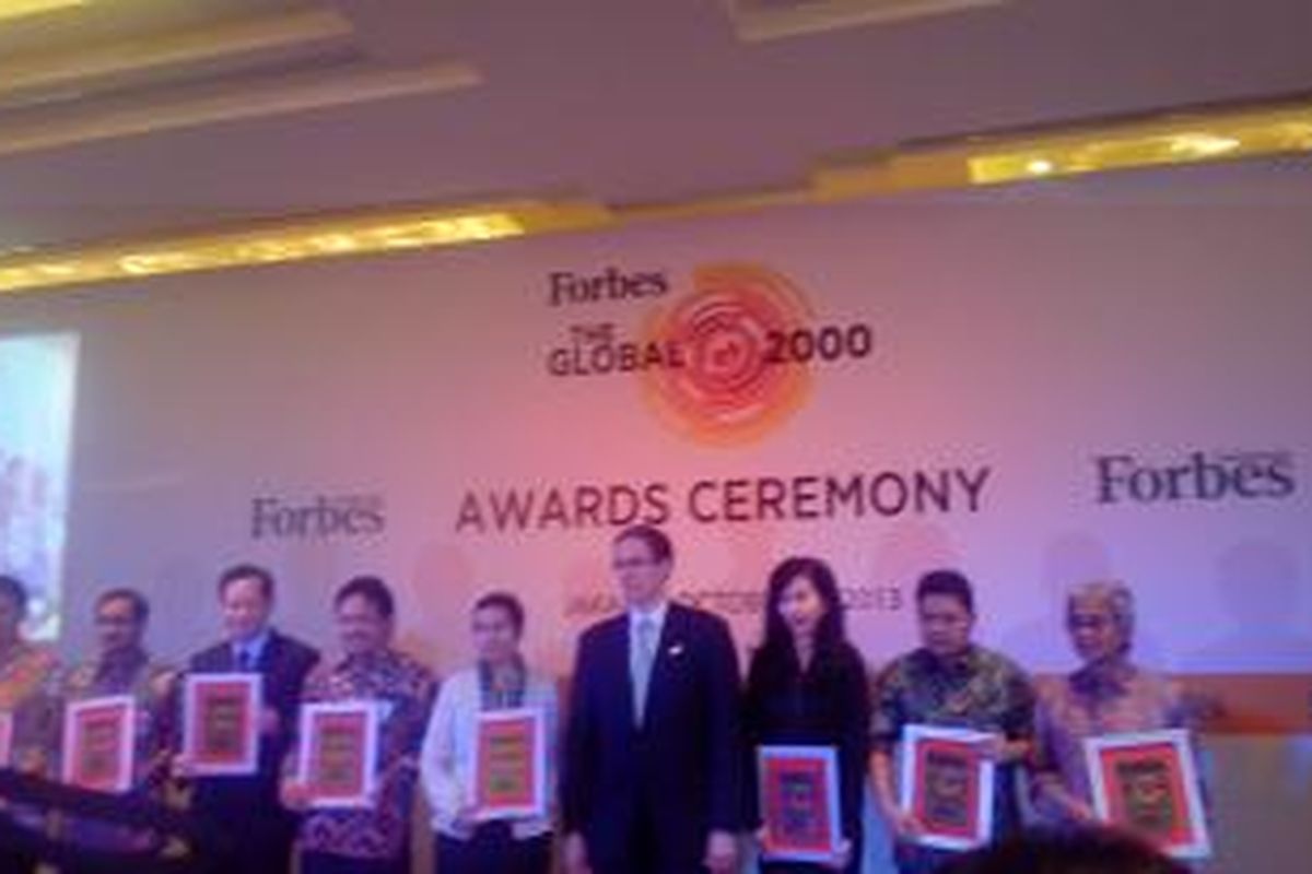 Perwakilan perusahaan-perusahaan Indonesia menerima penghargaan Forbes, Kamis (3/10/2013)