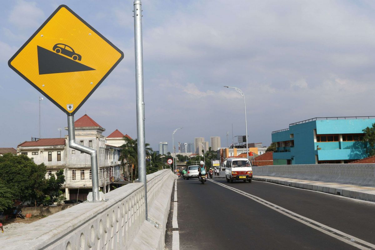 Sejumlah kendaraan melintas di Jalan Layang Bintaro, Jakarta Selatan, Rabu (14/03/2018). Pembangunan flyover sepanjang 430 meter ini dilakukan untuk mengakomodir kendaraan di jalur Pesanggrahan-Veteran dan akan diresmikan Gubernur DKI Jakarta Anies Baswedan pada Jumat mendatang.