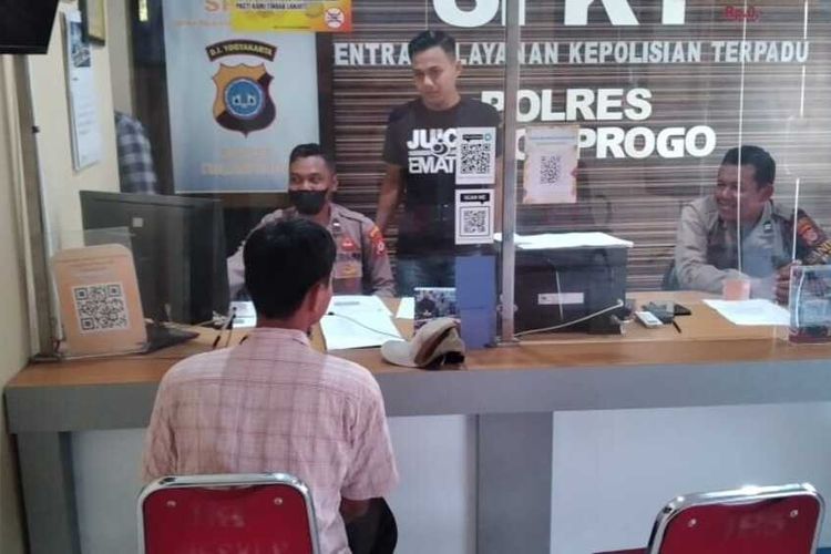 MRA (20)pemuda asal Kapanewon (kecamatan) Girimulyo, melapor usai kehilangan dompetnya di ruang tunggu SKCK, Kepolisian Resor Kulon Progo, Daerah Istimewa Yogyakarta.