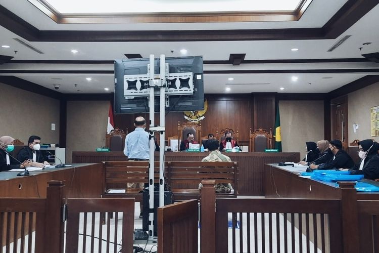 Terdakwa kasus korupsi penerimaan suap dan gratifikasi di Ditjen Pajak Kemenkeu, Wawan Ridwan dan Alfred Simanjuntak menyampaikan nota pembelaan atau pleidoi dalam persidangan di Pengadilan Tindak Pidana Korupsi (Tipikor) Jakarta, Senin (6/6/2022). 