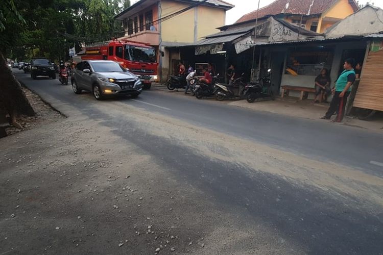 Ceceran semen tumpah di Jalan Raya Gempol, Kelurahan Ceger, Cipayung, Jakarta Timur, Selasa (22/10/2019).
